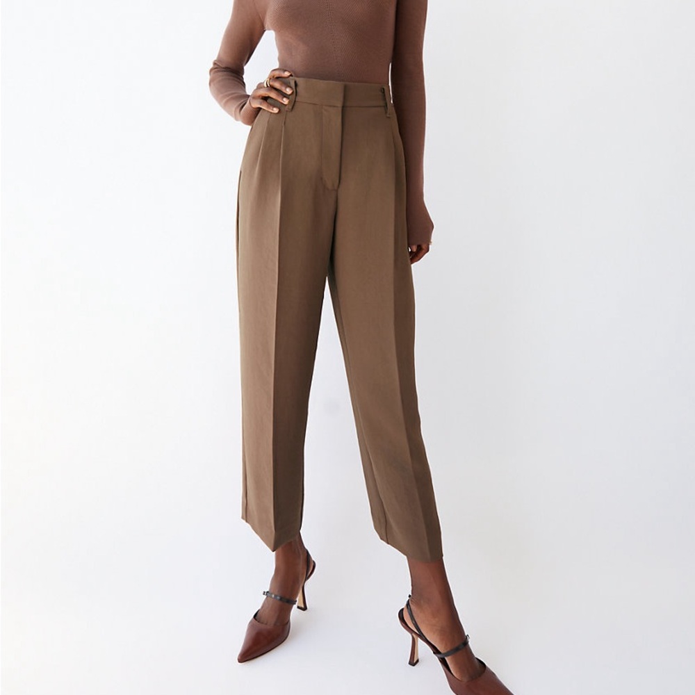 NWT, Aritzia Effortless Cropped Pant, crepe, tan color, size 0